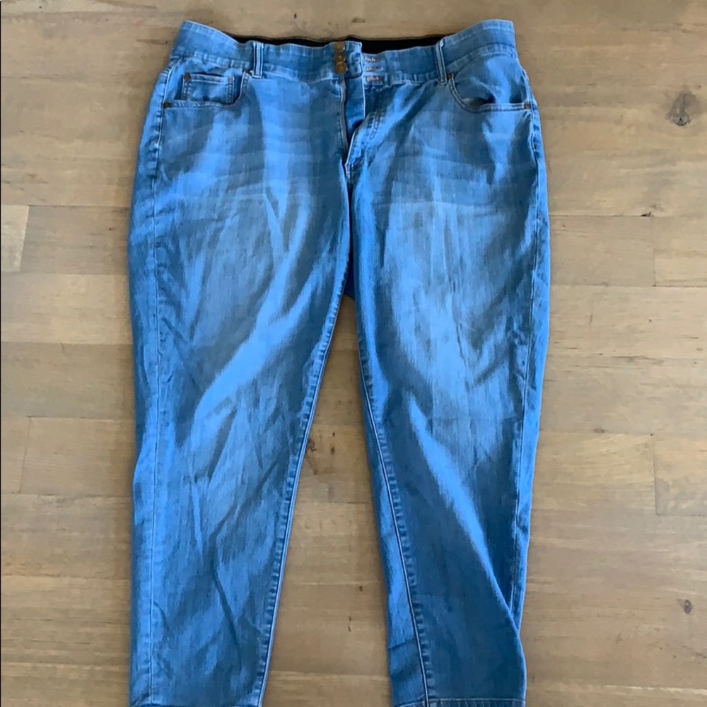 Denim 24/7 light wash ankle jeans